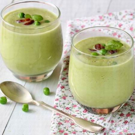 Bazsalikomos zöldborsó krémleves sonkával, zöldségekkel