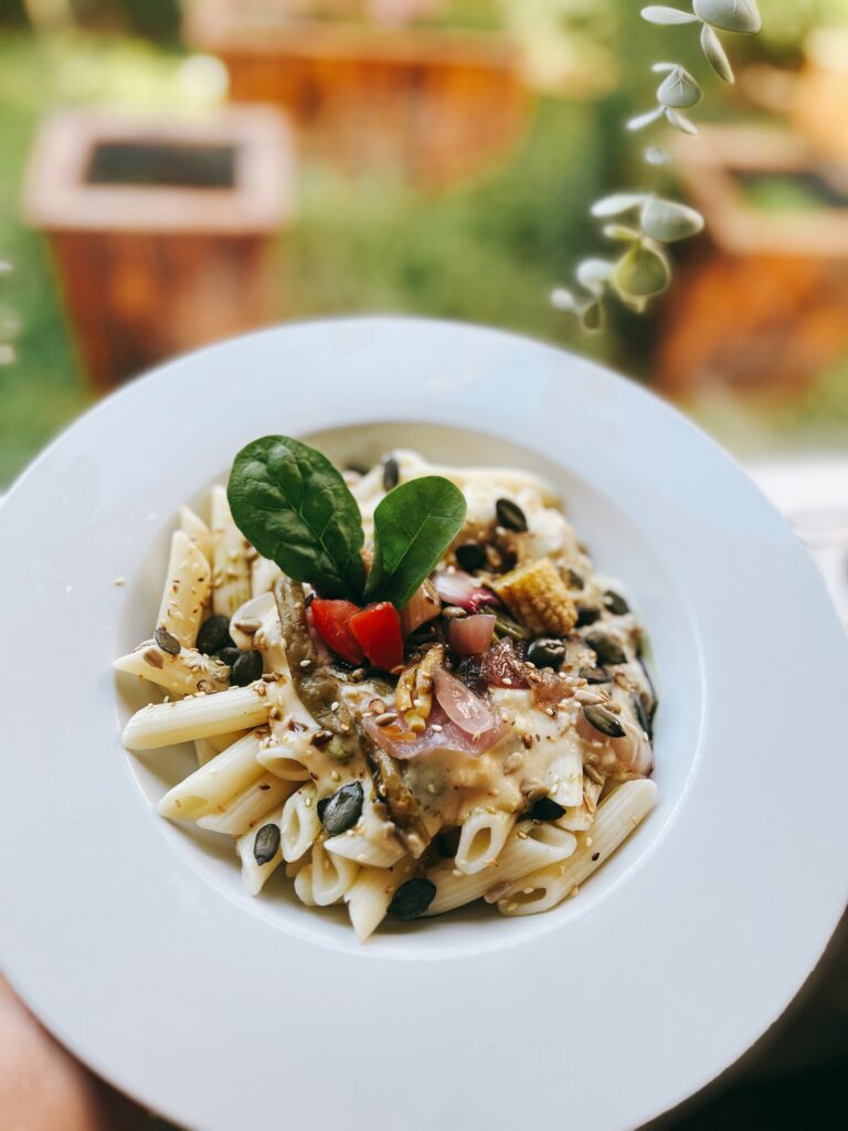 Sajtmártásos tökmagolajos grillzöldséges penne tészta, pirított magokkal szórva