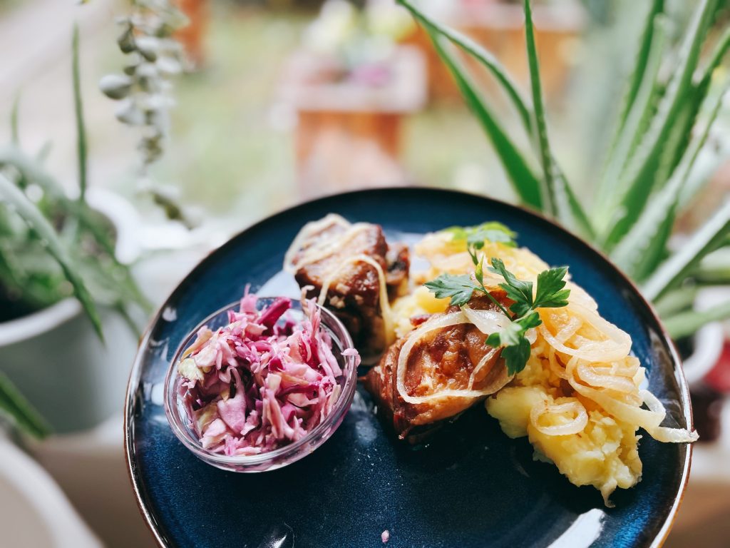 Fokhagymás grill oldalas hagymás törtburgonyával, savanyúsággal