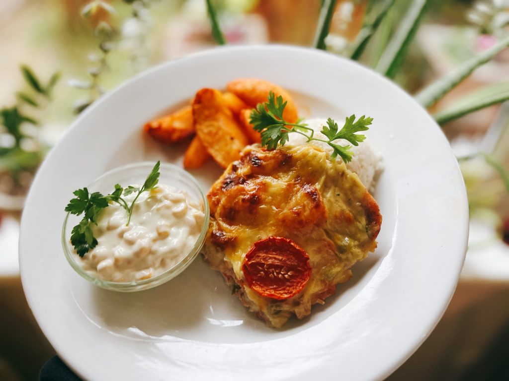 Sonkás bazsalikomos paradicsomos zöldséges csirkemell csőben sütve baconnel vegyes köret, majonézes kukoricával