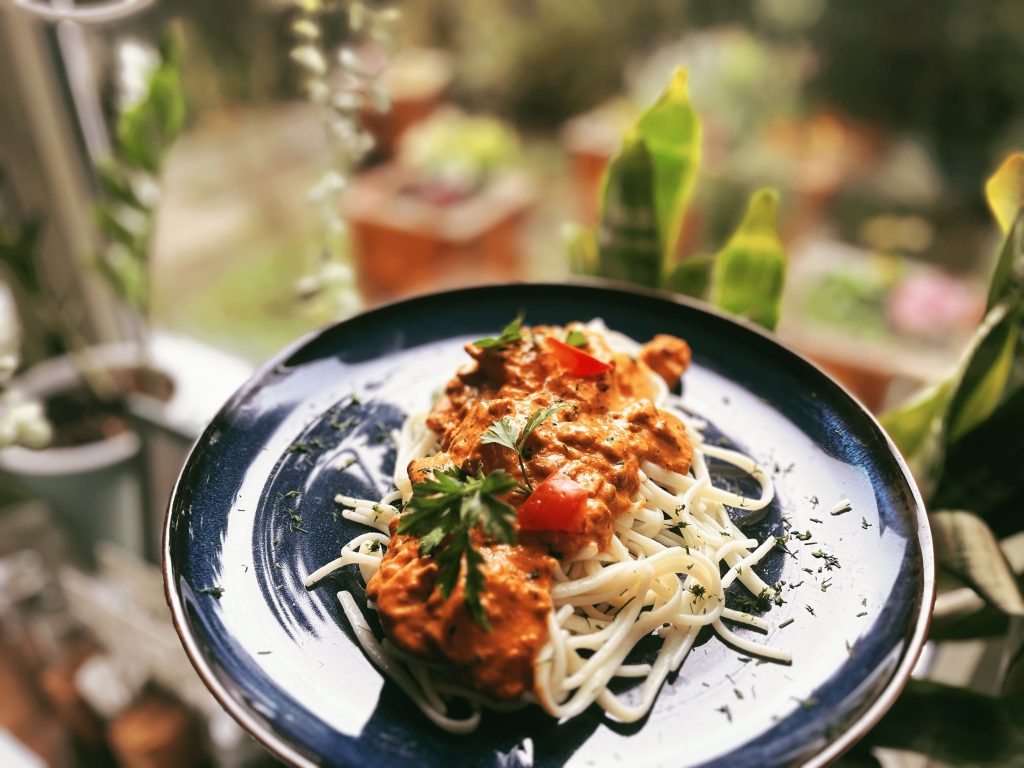 Tikka masala zöldségragu, spagetti fészekben