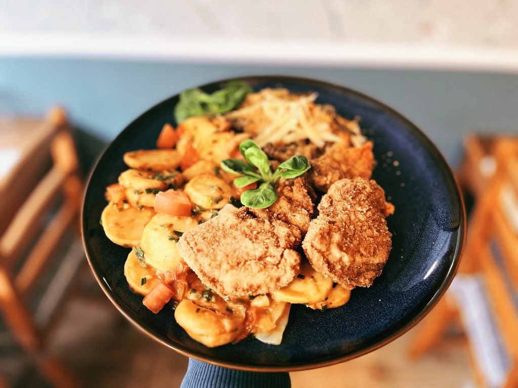 Rántott sertésszűz érmék magyaros chipsburgonyával, parmezános morzsával pirított zöldbabbal