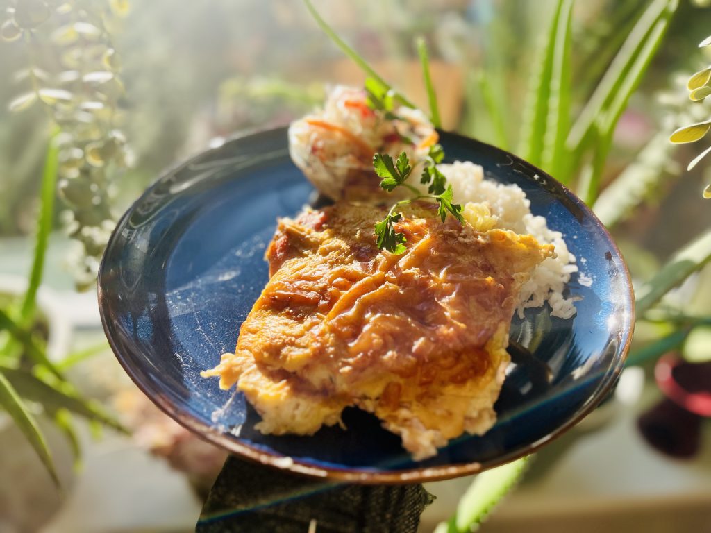 Fetasajtos pestós parajos paradicsomos, csőben sült csirkemell vegyes körettel, majonézes kukorica