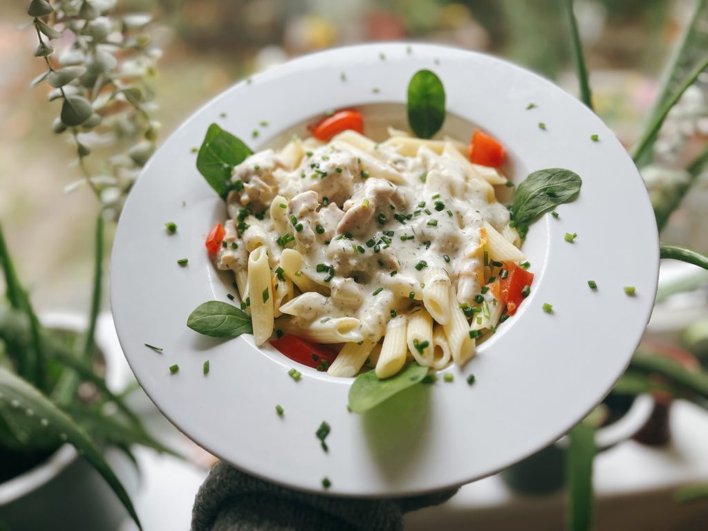 Kapormártásos csirkefalatok zöldséges penne tésztával