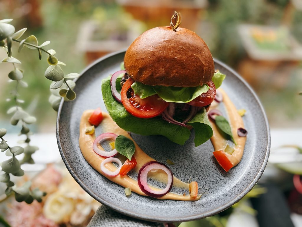 Hamburger házi marha húspogácsával, steak burgonyával