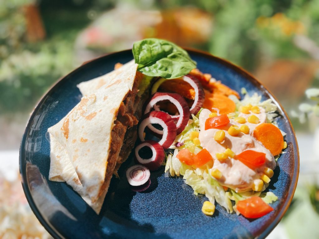 Tortilla tekercs tépett sertéssülttel Ezersziget zöldsalátával, hasábburgonyával (Beach body week)