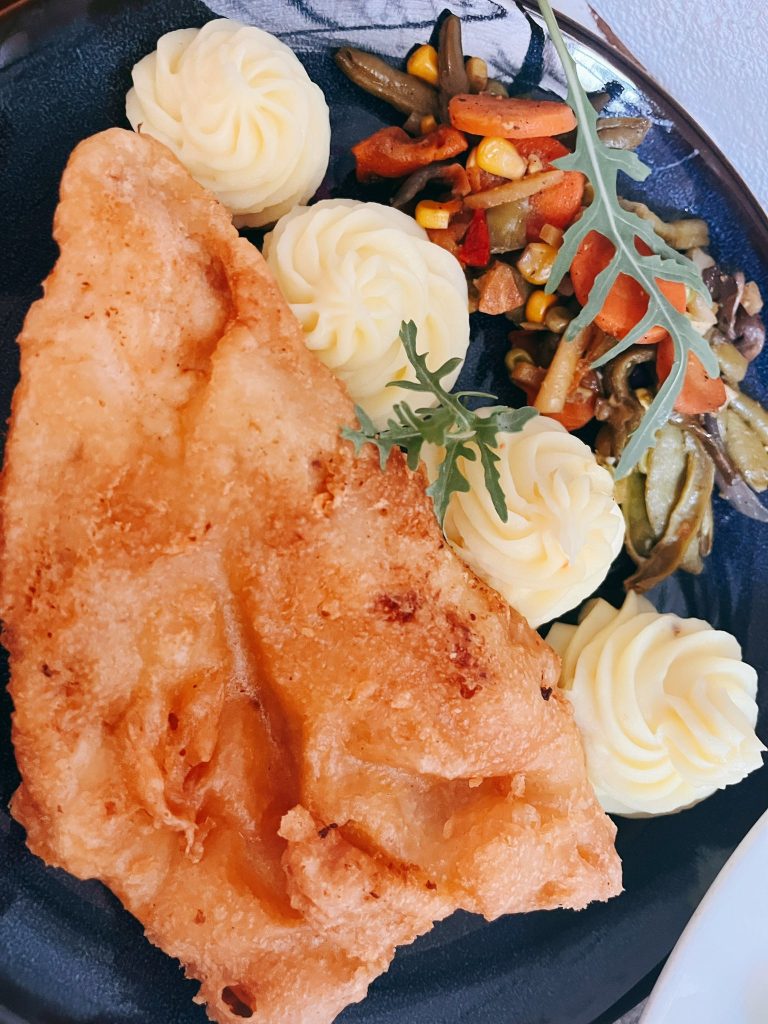 Orly bundás csirkemell burgonyapürével, grill zöldségekkel